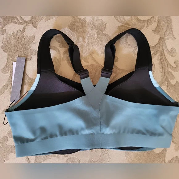 Victoria's Secret Maximum Support Knockout Front-Close Sports Bra - Picture 2 of 8